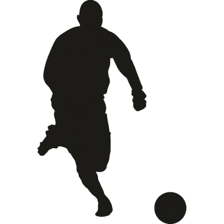 Футболист бежит за мячом