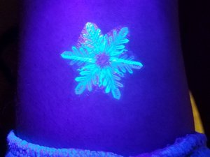 Неоновые флюоресцентные переводные тату светятся в ультрафиолете